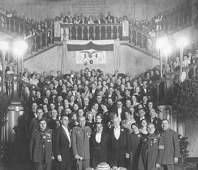 Grupa ludzi w holu budynku Sejmiku Śląskiego - zdjęcie przedwojenne